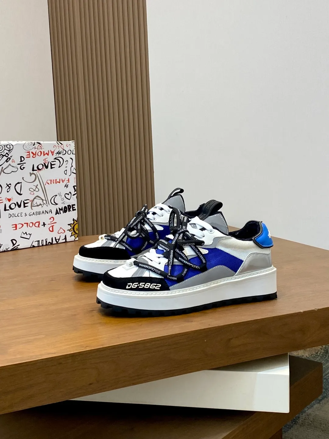 💰820 Dolce&Gabbana/Dolce & Gabbana men’s new casual sports shoes This sneaker is made of multiple materials. The nylon fabric upper is integrated with glossy leather, suede leather and rubber elements, and is decorated with reflective details. It has a silk-screen logo and a dual design of thick round and flat laces. It has a square toe, rubber foam midsole and gear pattern rubber composite sole decorated with the iconic "DG" logo. The shoe body is decorated with three-dimensional labels with the brand logo in many places. The style is fashionable and elegant, and the unique design is presented in a dazzling and modern new language. The fabric towel lining is paired with logo cowhide feet for a stylish and stylish look! Comes with a full set of packaging! Size: 39-40-41-42-43-44 leather shoe size (38/45 can be customized but does not support returns)